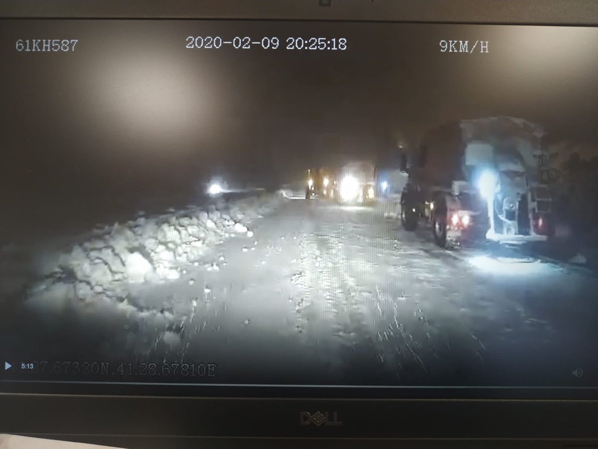 Karadeniz sahil kesiminde karla mücadele çalışmalarımız aralıksız devam ediyor.Kış lastiği olmayan araçların ve ağır taşıtların yola çıkmamaları, çıkmışlarsa da en yakın tesiste mola vermeleri çalışmalarımızı kolaylaştıracaktır.