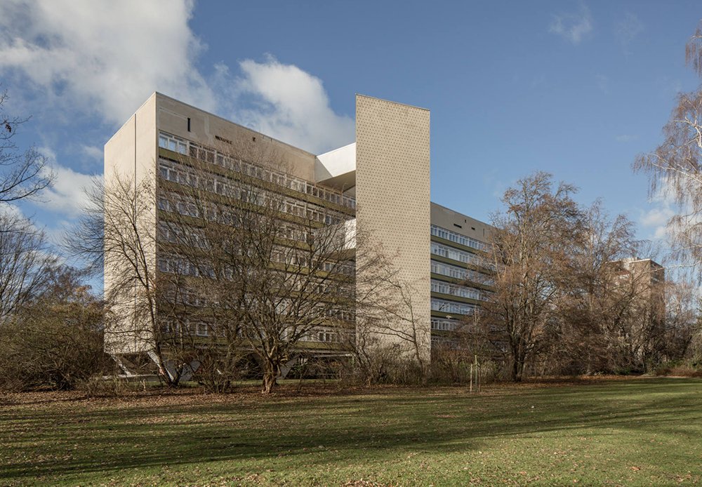 urbipedia's tweet photo. Edificio de viviendas en la Interbau de Berlín (1957) de Oscar Niemeyer https://t.co/tVbQVrZDIk #arquitectura #architecture https://t.co/CXW14DYG9i