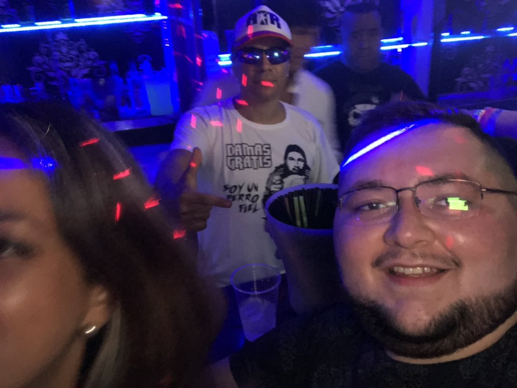 Tintin3949's tweet photo. Ayer cumplí un sueño, conocer al rey de la cumbia y encima lo salude. Ya está me puedo morir en paz loco @pablitolescano https://t.co/F8g7YkaYFt