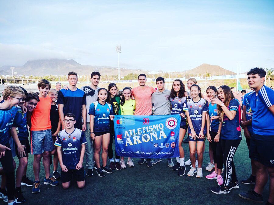BrunoHortelano's tweet photo. El jueves pasado tuve la suerte de charlar con los niños del Club de Atletismo Arona y aprender con ellos...🏃🏽‍♂️🏃🏽‍♂️🏃🏽‍♀️🏃🏽‍♀️

👉😏👈
#BR1 https://t.co/frRGlvw7O0
