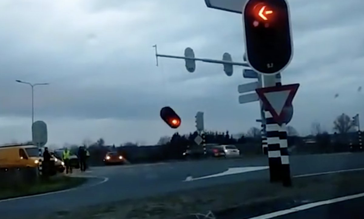 De brandweer is vanavond uitgerukt voor de eerste schademeldingen door de storm.