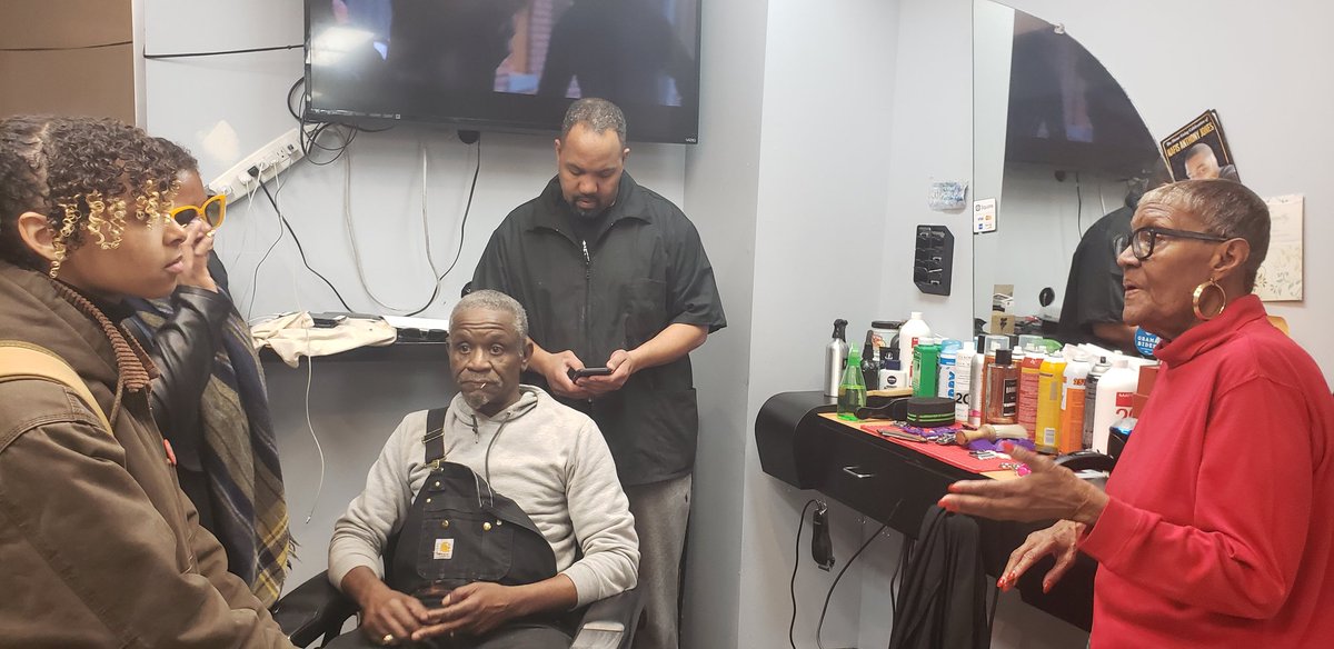 ThePoliticChic's tweet photo. Oh you thought we weren't going to hit these #Philly streets 😮
Alot of chilly fun chatting up the folks getting fly in the #barbershop #BeautySalons #Nailshops
One sista stopped her fill-in to sign Faith's petition 😍👸🏾 #dedication #civicengagement
#BlackandProud4Pete https://t.co/jqIsxb2gGm