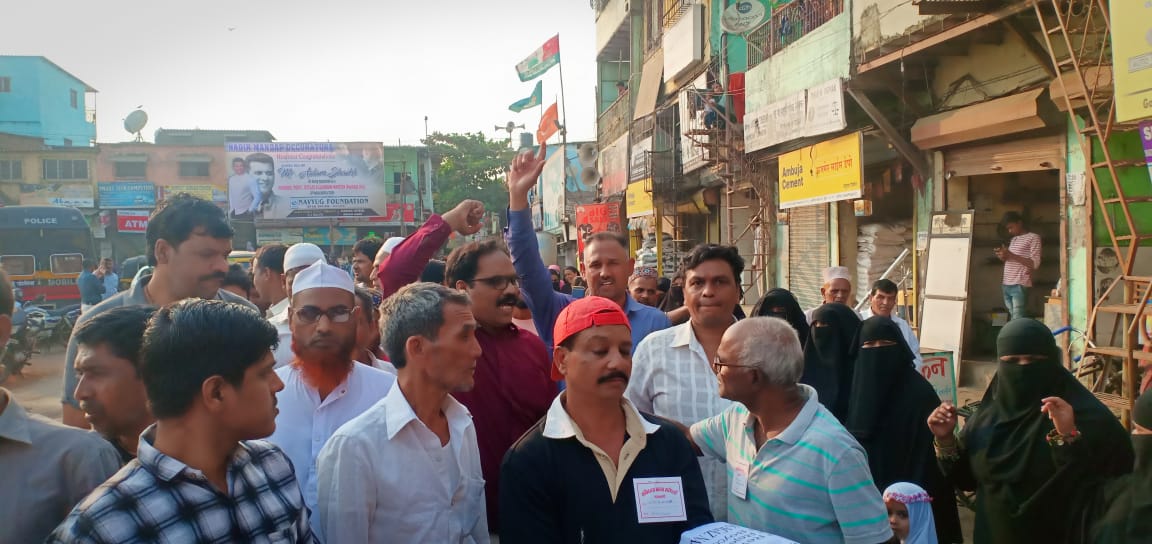 KrantiSabha's tweet photo. Constitutionalists Formed A Human Chain To Protest against NRC, CAA &amp; NPR 
Sanvidhan Bachav Samiti (Malavni) formed a human chain from Mhada colony till charkop naka to protest against NRC, CAA &amp; NPR. In pics various Constitutional Parties, Organisations &amp; Institution members https://t.co/OmZtfGgt0C