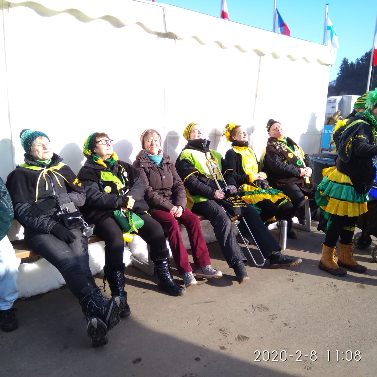 1ThGuggen's tweet photo. In Brotterode heizten wir zum internationalen Schanzenspringen ein und tankten eine Ladung Sonne. Selbst der Schnee schmolz dahin... Nun ist Schluss mit Wintersport, der Fasching steht vor der Tür.#Brotterode #Erfurt https://t.co/tWfrQWfl53