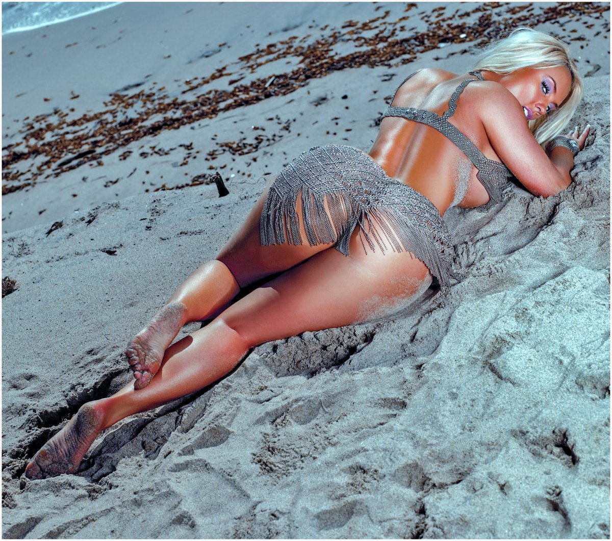 Bu kadın bende farklı şehvet uyandırıyor.Cennetani bir kadın.Erkeklik iyiki var dedirtiyor insana.Hayalimde bu kadını da alıp şanslı bir çiftin arasına girmek.Sanırım ortağım çok şanslı hissederdi kendini.Kendi eşi gibi bir eşe sahip olduğu için #evliciftler #evliçift #tekerkek