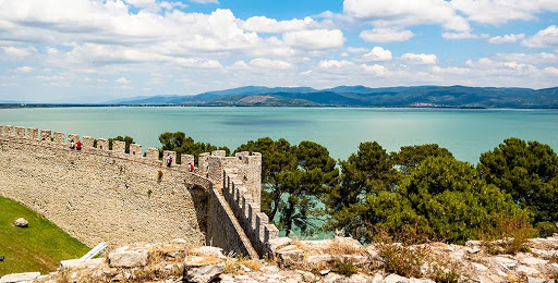 Una consiglio per una bella gita, il vicino Lago Trasimeno…in 20 minuti di auto da Cortona 
. . 
A suggestion for a nice trip, to the nearby Lake Trasimeno ... in 20 minutes by car from Cortona
. . 
#hotelitaliacortona #lagotrasimeno #dailytrips #cortona #tuscany #umbria