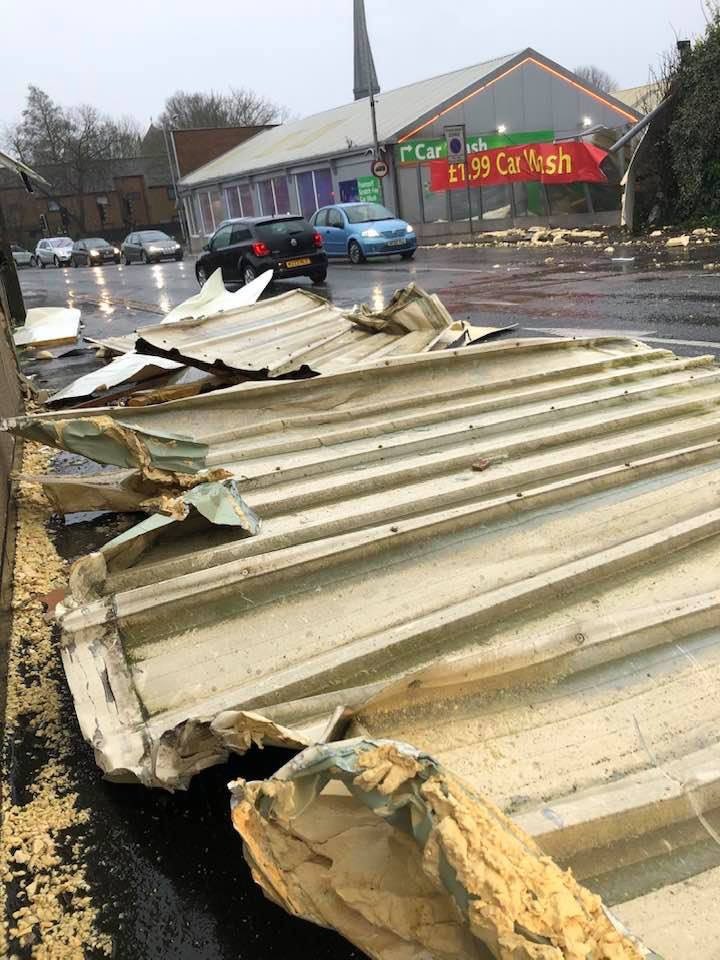 mandacyprus's tweet photo. @TheLynnNews #StormCaira flying roof https://t.co/ffUi4SM50s
