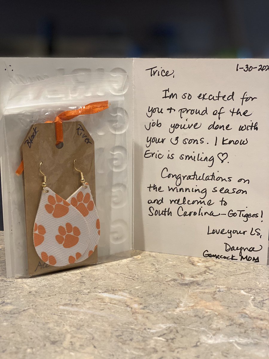 Jonzin25's tweet image. I absolutely love my LSs!!! They love me too!! I got home Friday night and checked the mail today. I had a package from my LS Dayna. I got the biggest smile on my face when I saw the gift and had the warmest feeling in my heart when I read her note.#DST #ETMade #Spr93