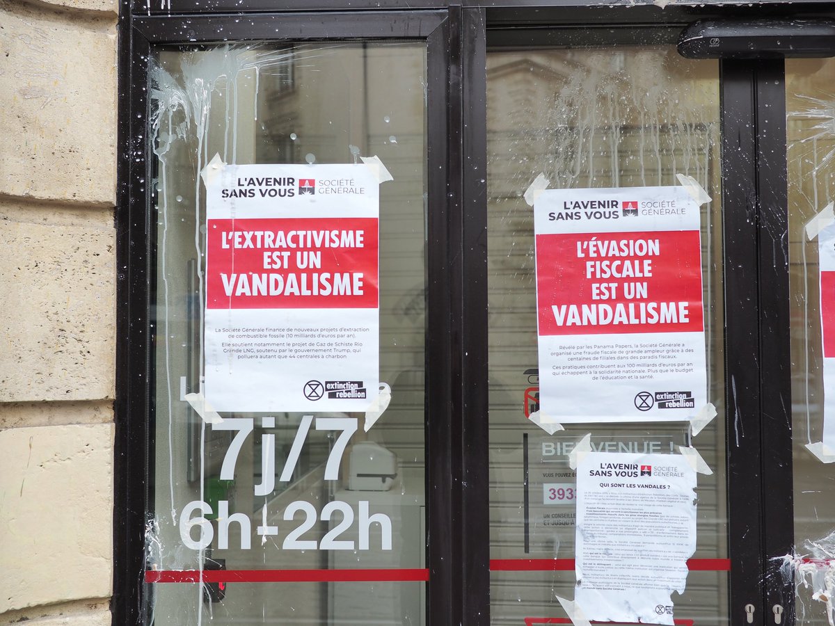 XR_Bordeaux's tweet photo. QUI SONT LES VANDALES ? C'EST EUX !
Ce dimanche 9 février, 4 façades d'agences de la Société Générale, à Bordeaux, ont été "repeintes" au blanc de Meudon par des membres d'Extinction Rebellion Bordeaux. https://t.co/w9MumTqf0j