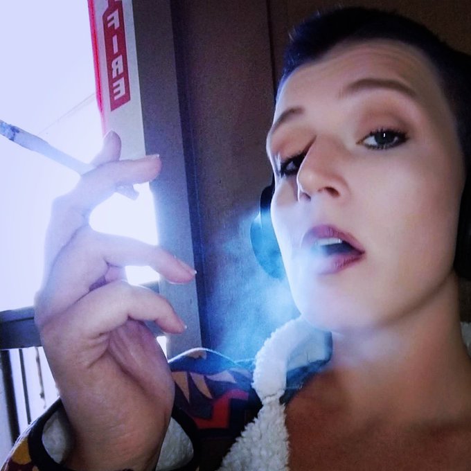 Fetish Model🚬#e✒️⚠️🤣 #girlswhosmoke 💨 #smokefetishnatio men #contentcreator #lipstickandcigarettes #sensualsmoker

#extralunchmoney