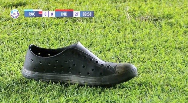 fedepiri_'s tweet image. Te cruzaste con la zapatilla Croc de la suerte. Dale RT para ganarle a tu clásico rival