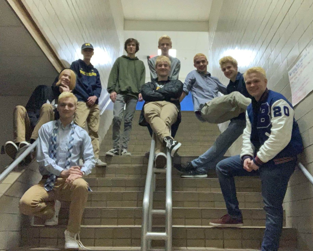 _CStar_xvi's tweet photo. We would do an eternity of wall squats for another 2019-2020 season. Thank you @SwimmingBayy @MrsNaimRenfro https://t.co/fsO5MLaA0x