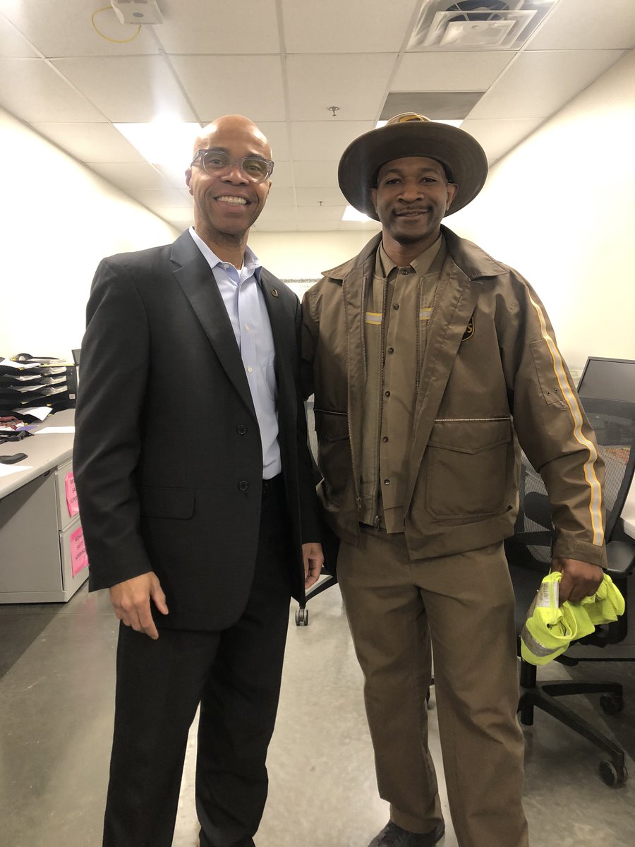buxxone's tweet photo. There are talkers and doers, I prefer the latter....... #UPS #UPSREDRIVER #UPSWILLOWBROOK #SAFETY https://t.co/4AoAu0UT98