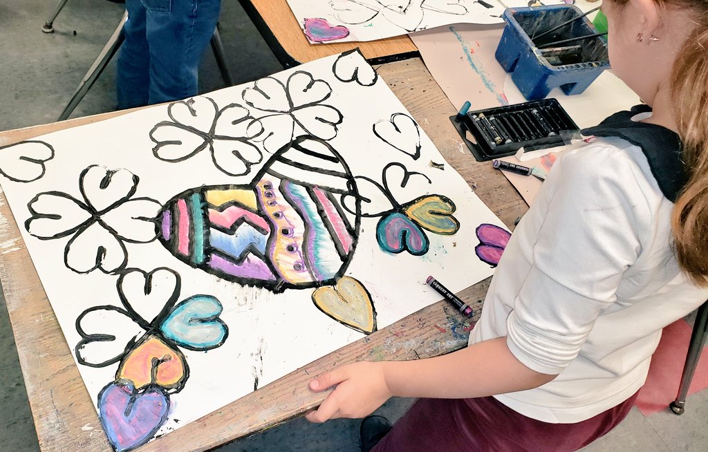 CommerceArtRoom's tweet photo. First graders painted a pattern heart and printed hearts after learning about the artwork of Chris Uphues! https://t.co/WlYg5s5nBh
