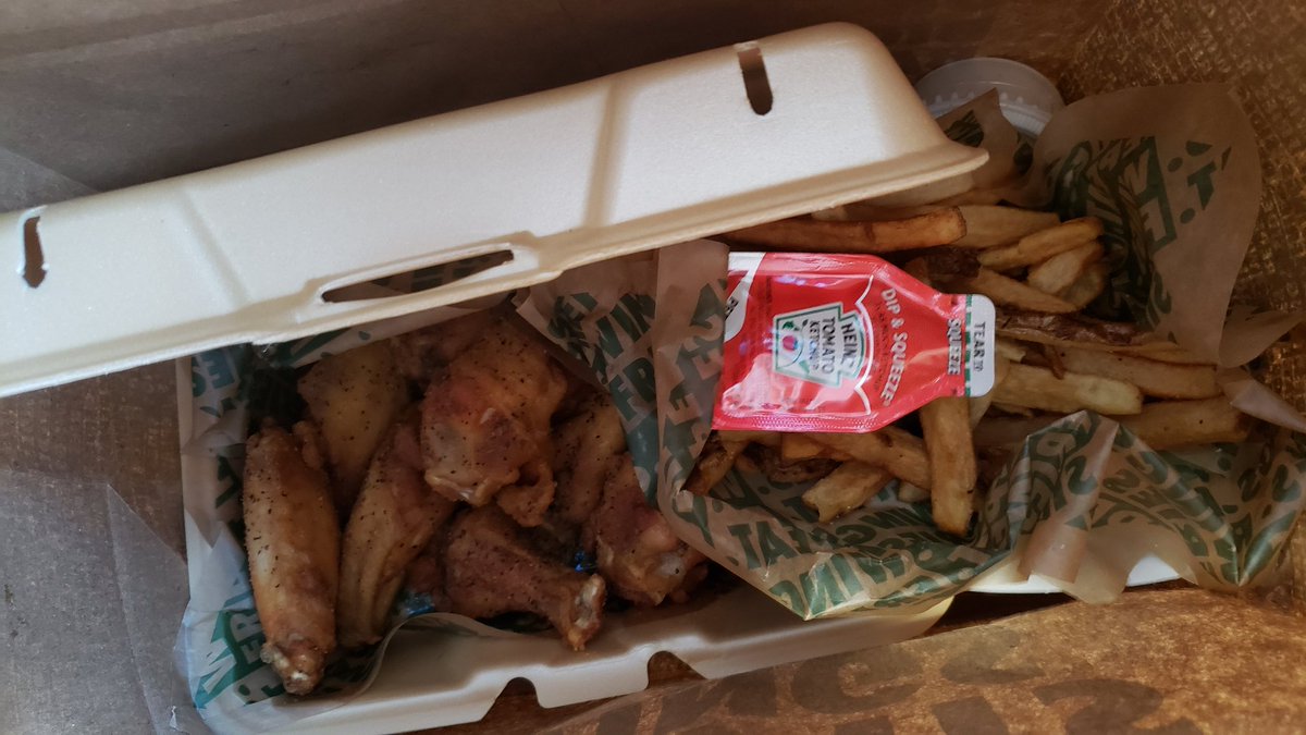 LilBizzyl's tweet image. Thank God for @BowskiJ !! If it wasnt for his streams at twitch.tv/bowskij I wouldnt have known @wingstop was so good !! Finally stopped there today on my lunch break got the large combo all lemon pepper and man!!!! they did not disappoint!!