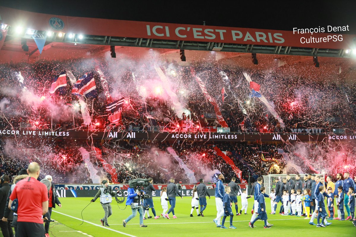 francoisdenat's tweet image. Le Virage Auteuil à l&apos;entrée des joueurs #PSGOL