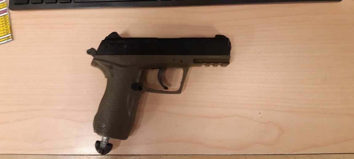 DCAsifRashid's tweet photo. Not even 24h after this incident, members conducting proactive patrols in the vicinity came upon a stolen veh. Suspects hid but were arrested by D4 members.  One of the suspects had a large knife strapped to his leg! An Airsoft pistol was also located.  #AnotherOneForTheGoodGuys https://t.co/yj5838OqXK