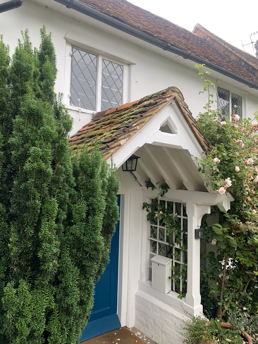 CraigSt94398971's tweet photo. Heritage works to renew these tired tiled bay roofs in Brockham #heritage #Brockham #roofing https://t.co/FIlQwxeepG