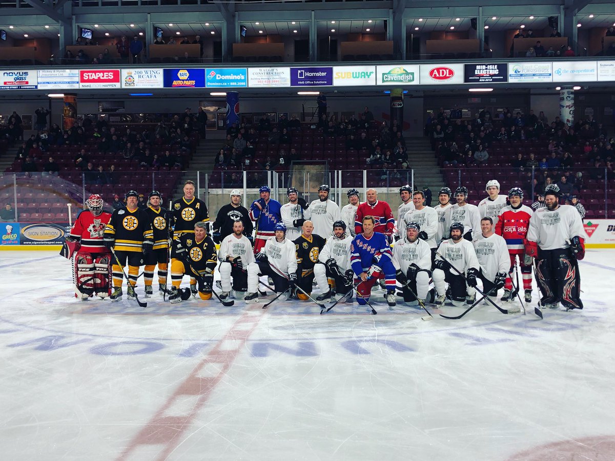 👀🏒 A few familiar faces in that group!

Great crowd on hand today today supporting the community of Tyne Valley.

*All proceeds go to towards the Tyne Valley Community Sports Centre Fundraising Efforts.

#RallyForTheValley | #CreditUnionPlace