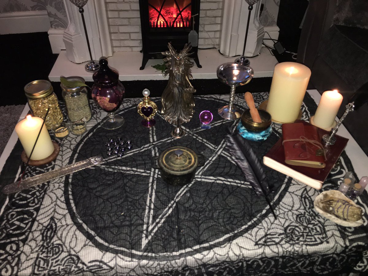 Aphoena (Witch with a paranormal touch) tweet media