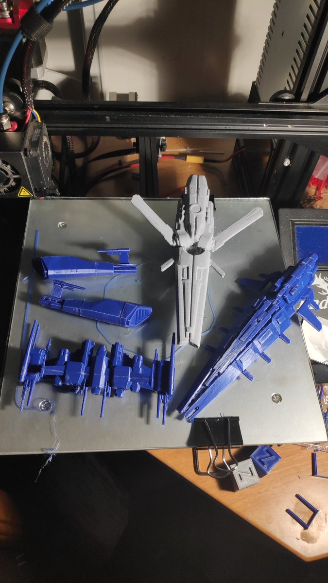 After finally replacing some parts on my printers, I'm back up and running again. Here's some recent works of mine. The rifter (unassembled), the drekavac, and the hurricane.

#eveonline #tweetfleet #3Dprinted