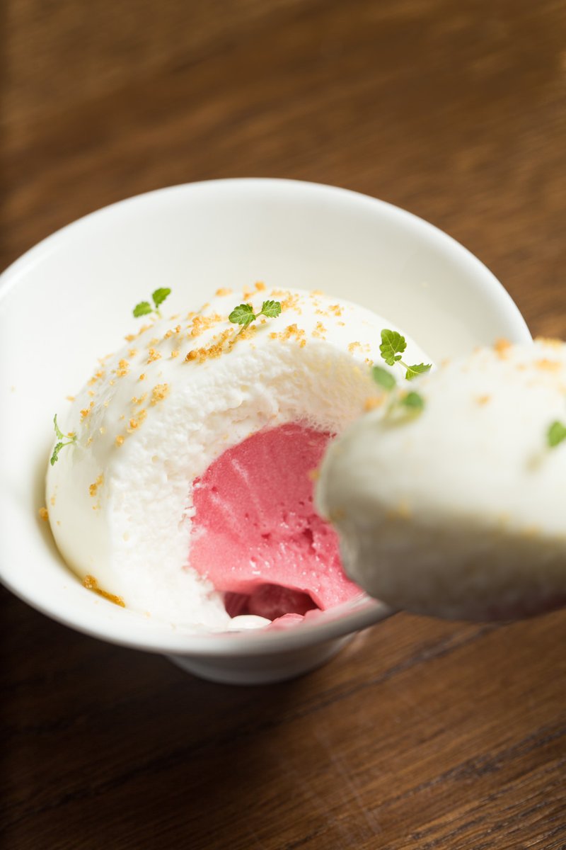 A pretty little pre-dessert created with seasonal Yorkshire rhubarb. In true Oxford Blue style, making the very most of all that is Great in Britain. Poached Yorkshire rhubarb, rhubarb sorbet and ginger cream oxfordbluepub.co.uk/menus/