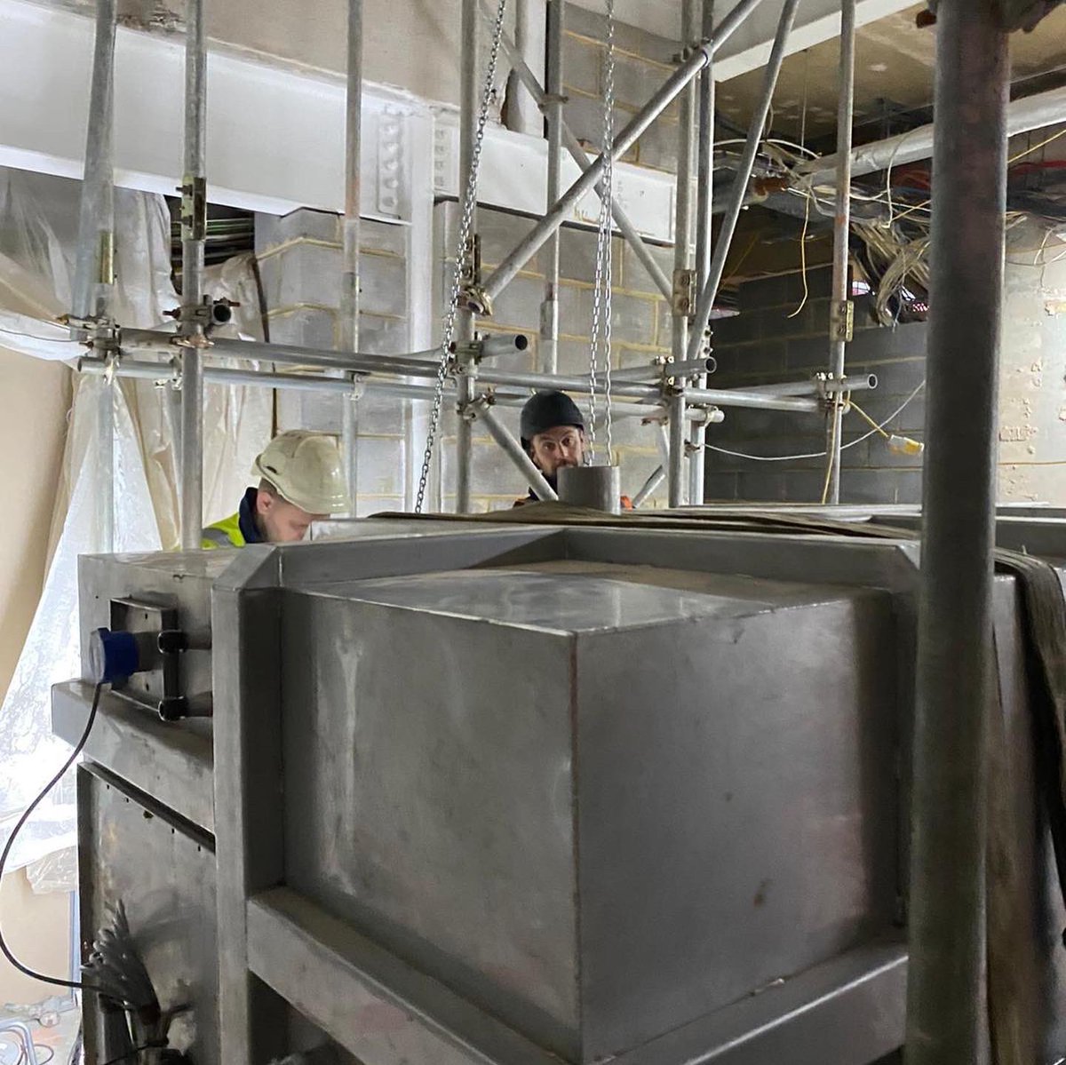 DSMcontractlift's tweet image. DSM plant movement team lowering a tank down 2 floors then moving it to another opening then down another level into the basement to the final position

Tight was an understatement!                    
#mechanicalmovement #plantmovement #contractliftingservice #ifanyonecandsmcan