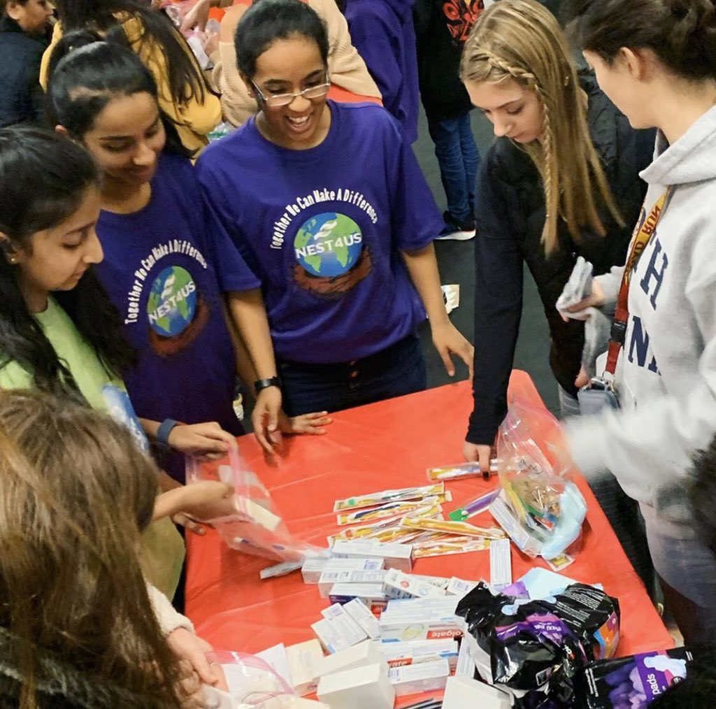 We spent our Saturday night making blessing bags for the homeless community in DC with @joinnest4 💚 Thank you to @loreal for bringing us together! We love partnering with other amazing organizations in the DMV 💕
#NationalPeriodDay #PeriodPower #TamponTax #FreeThePeriod