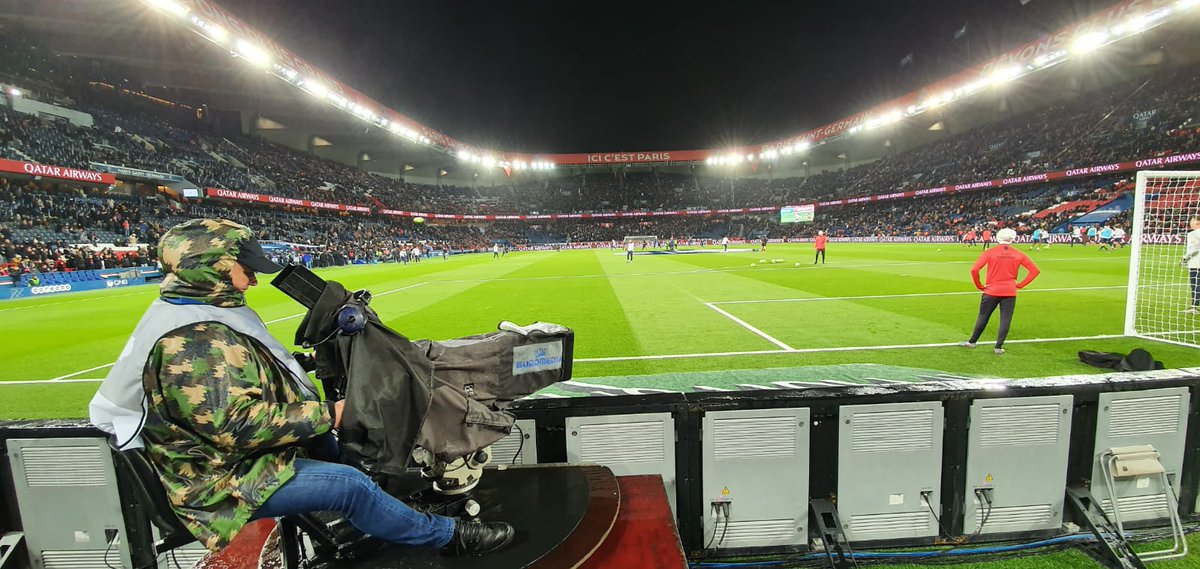 RFBYEUROMEDIA's tweet photo. Le vent souffle 🌬 au Parc des Princes pour le choc de la J24 de la @Ligue1Conforama qui oppose le @PSG_inside à @OL ⚽ LIVE sur @canalplus !! Nos moyens techniques et humains sont bien en place malgré les conditions... Réalisation Laurent Lachand. #PSGOL https://t.co/23C1tsi3qE