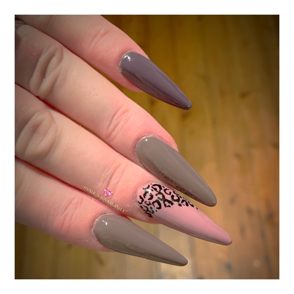“How do you wipe your butt with those?” 
Me “I don’t, I use TOILET PAPER?!!!”
@............................................................................
#nailclients  #sculptednails #acrylicinfillbarton #acrylicoverlay #pinkdiamondnailsapp #infills @pinkdiamondnta