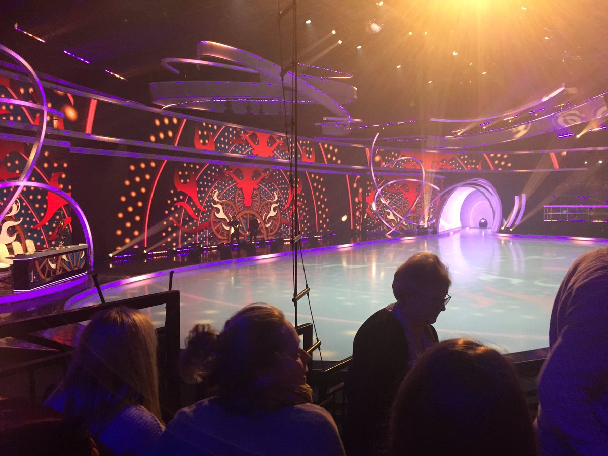 Good evening at dancing on ice the live show.