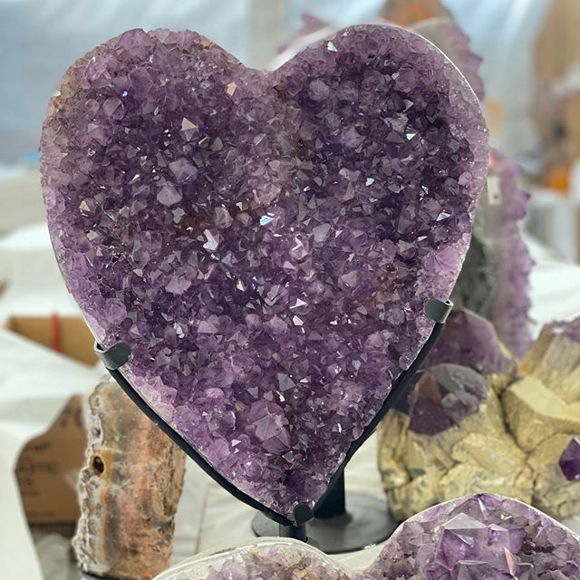 A gorgeous amethyst heart at #kino. I’m a little obsessed with these. I shipped a pretty large one home. Now I just have to figure out where to put it lol.
#tucsongemshow #kinosportscomplex #eyecandy #amethyst #healinggemstones ift.tt/39mnxDg