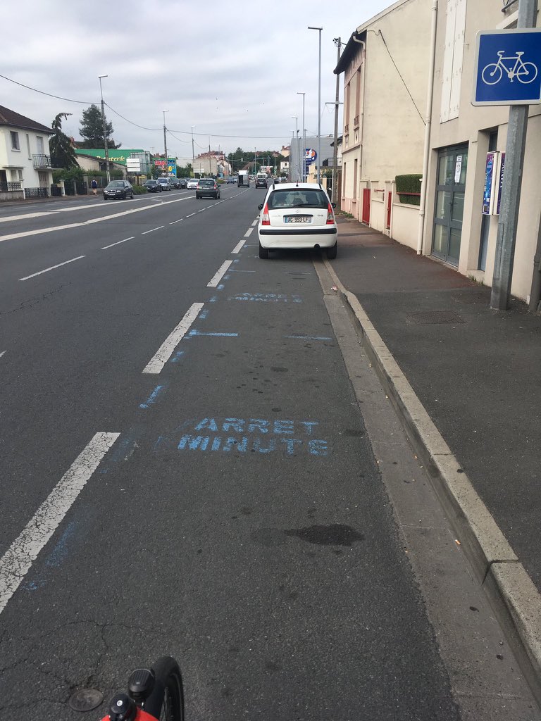  #Lapistedangereuse est à  @MontluconOff. Via  @cyclopede03. (C’est bel et bien une piste cyclable!).