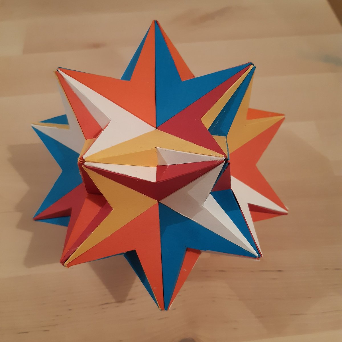 polyharrisson's tweet photo. Sunday #stellation: compound of 10 tetrahedra. This is another self-dual one, both a stellar icosahedron and a faceted dodecahedron
#59icosahedra https://t.co/ffXLbG54TH