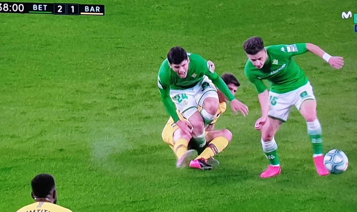 Twiterofilo1's tweet photo. Atropello arbitral al Betis en el Villamarín:
-Segunda amarilla perdonada a Sergi Roberto
-Segundo gol del Barsa con falta de Lenglet
-Roja perdonada a Busquets 
-Gol de Lenglet haciendo falta
-Expulsión a Fekir

No podían permitir que el Madrid se distanciara más https://t.co/YAfZOV7O8c