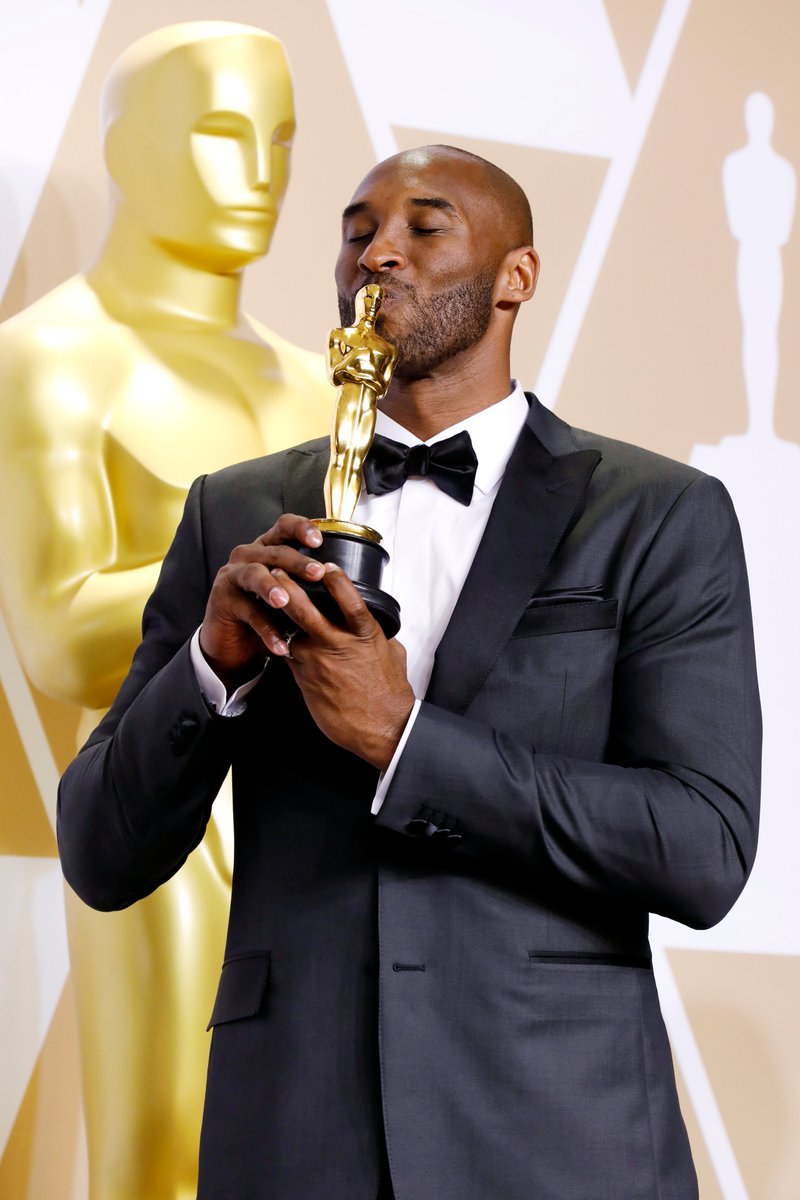 Complex's tweet photo. The night Kobe won an #Oscar in 2018. 

#MambaForever 🏆🕊 https://t.co/mcGraui3bC