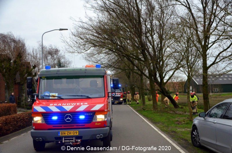Brandweer verwijderd omgewaaide boom in Ommelanderwijk #Veendam #Ciara #Storm..