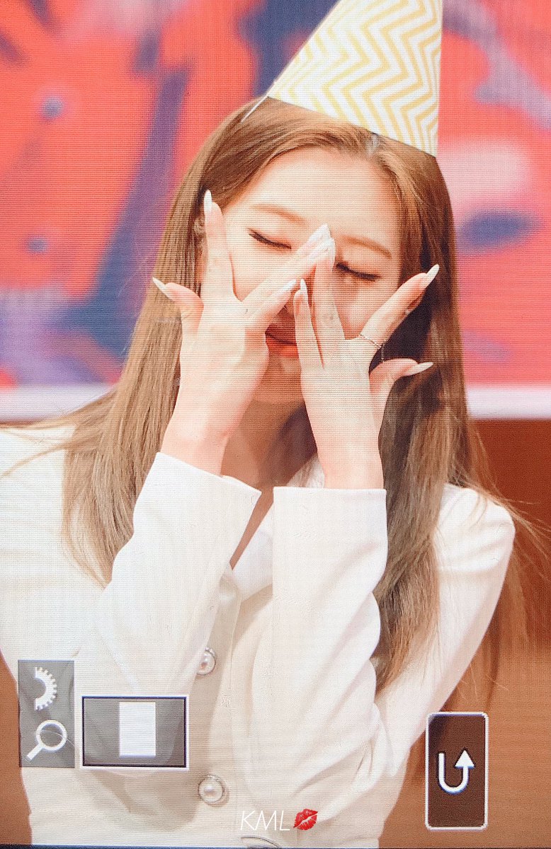 happy birthday to the 6th member of loona kim jungeun ♡ thank you for being my sunshine for the past 3 years i love you so much and i hope today was a great day for you 💖 #HAPPYKIMLIPDAY #KimLip