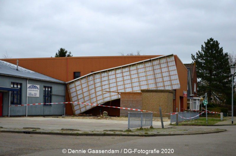 Overkapping van bedrijf waait weg aan de Beneden Dwarsdiep in Veendam #storm #Ciara #Veendam #brandweer..