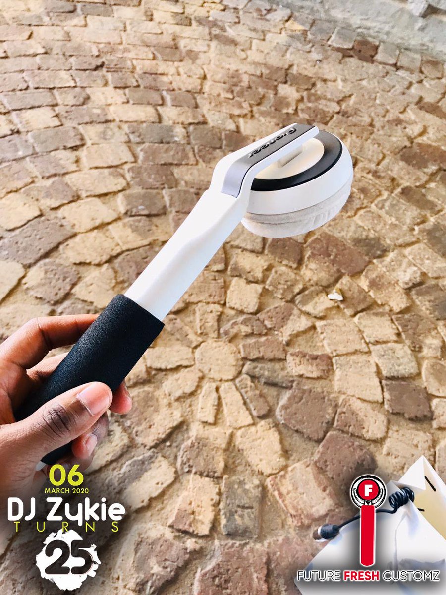 FINALLY THE OWNER GOT HIS HANDS ON HIS 🎧BABY🎧
Big S/O to @elleze03. For having us over @reiger_park_bulletin make sure you buy tickets to his 25th Birthday Celebration🔥🔥🔥
#instapreneur #2020vision #trustworthybrands 
#djlifestyle #ffc