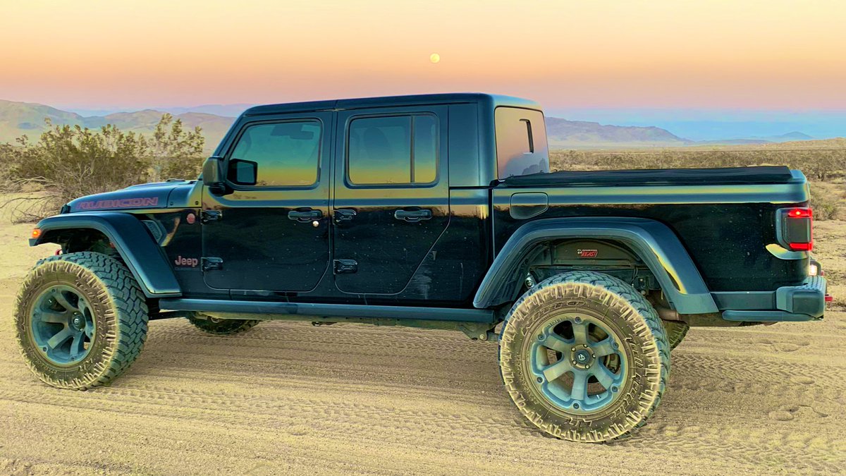 GladiatorBeast's tweet photo. Full moon ๐ in the desert! Made it in time for closing ceremonies at the ultimate desert race @KingoftheHammer #KingoftheHammer #KOH2020 #desertrace #koh #jeep #jeeplife #offroad #4x4 #fullmoon #desertrace #4x4beast #jeepgladiator #jeepelite https://t.co/486w8a21XS