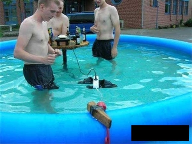 gronkk's tweet photo. @_youhadonejob1 Wait till you see his extension cord setup. https://t.co/oowsF5U8al