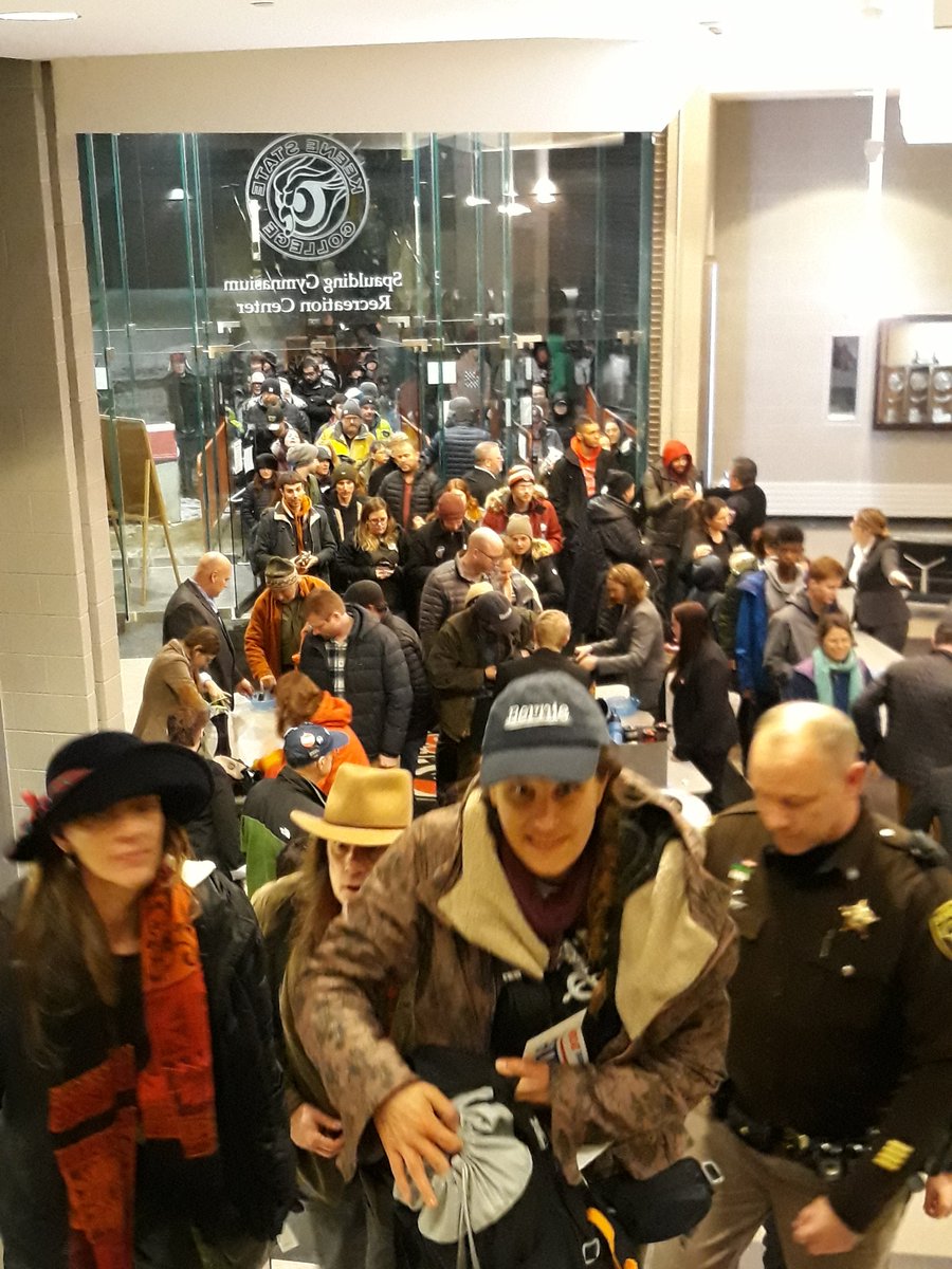 LianaMistretta's tweet image. Waiting for @BarnieSandlers in #Keene #NewHampshirePrimary #Demprimaries #USA2020 @RaiNews