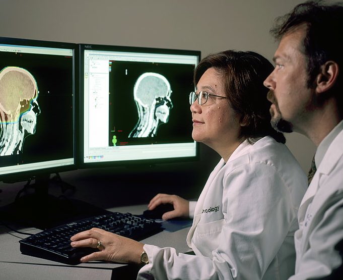 NCIDirector's tweet photo. As Hollywood celebrates excellence in the film industry with the #Oscars, I’d like to give a shout out to the U.S. cancer research workforce. They’re more likely to be in lab coats than tuxedos and gowns, but make no mistake about it—they are stars. #cancerworkforce #NCIFuture https://t.co/t0NpFRu4QG