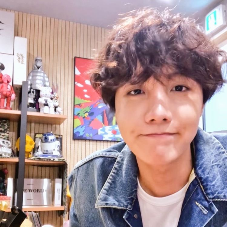 hobi_twtt's tweet image. hobi’s curly hair in this vlive is still my favourite thing :(((