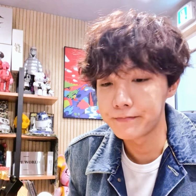 hobi_twtt's tweet image. hobi’s curly hair in this vlive is still my favourite thing :(((