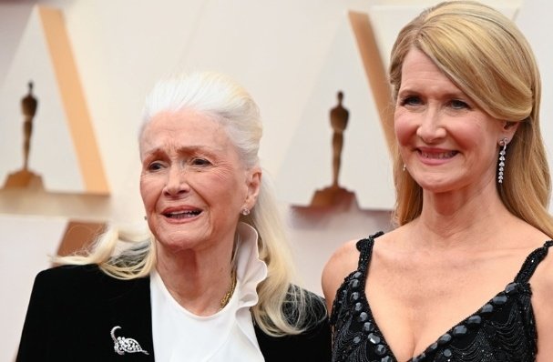 s_galliazzi's tweet photo. Laura Dern (espectacular) llega con su madre, la actriz Diane Ladd. Madre e hija compartieron por primera vez la alfombra roja de los #Oscars en 1975 https://t.co/rHRsrMBPSV