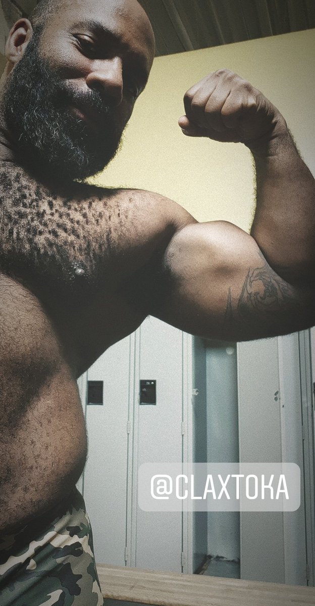 Erkak shimini onanizm qiladi.