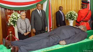 PapaiCarren's tweet photo. Mwili wa Hayati mzee Moi kuondolewa katika majengo ya bunge leo jioni.Wakenya wataendelea kuutazama mwili huo leo kwa siku ya tatu. https://t.co/8Z8tbGf4sm