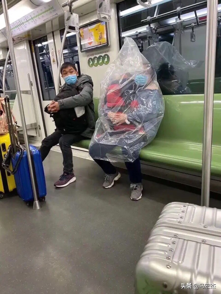 方舟子on Twitter 穿宇航服自带氧气筒上飞机 这回万无一失不怕气溶胶传播了 比罩塑料膜先进多了